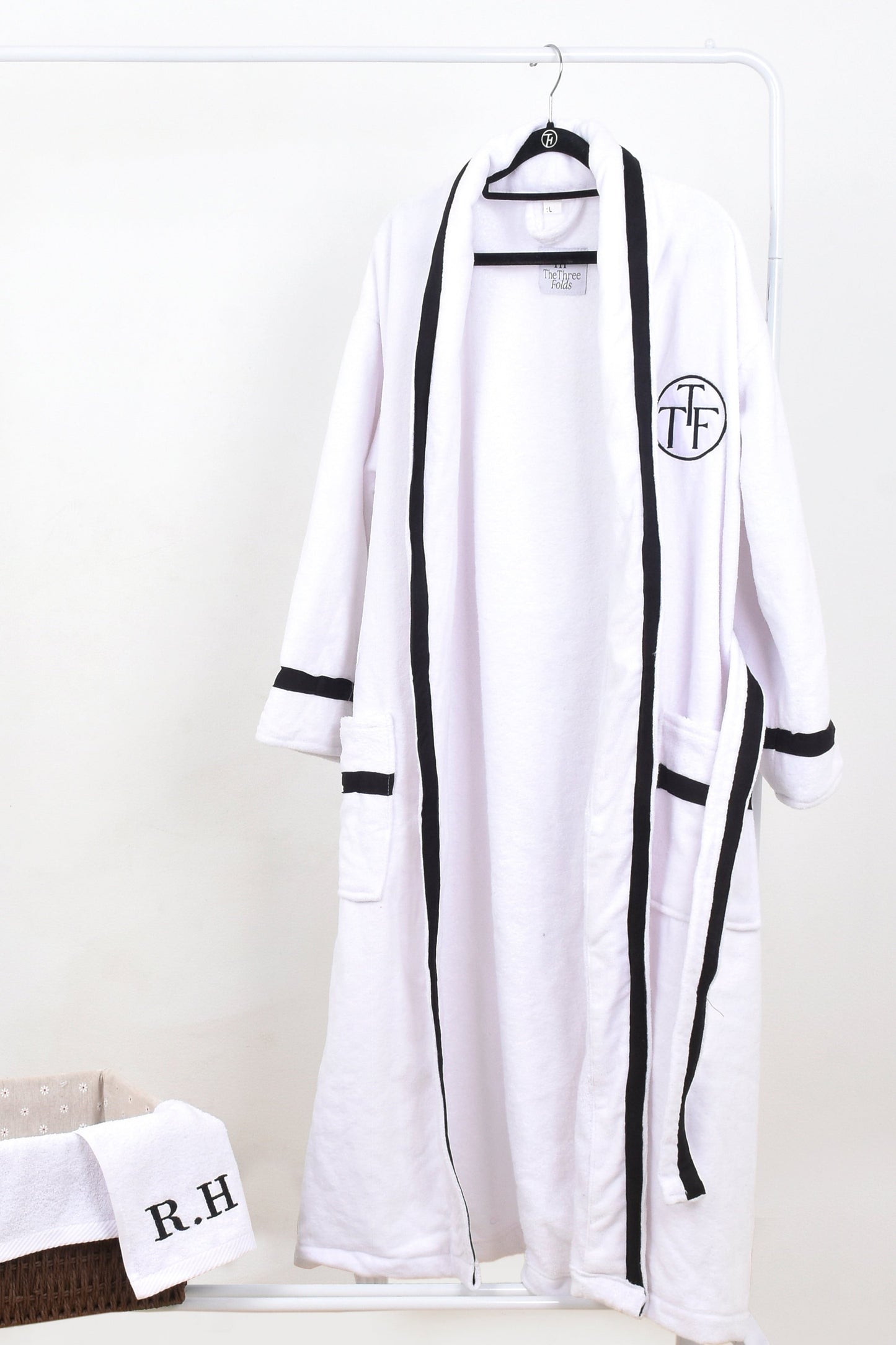 TTF CLASSIC BLACK&WHITE BATHROBE